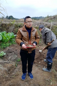 在江西于都风水寻龙点穴安葬岳父老人家