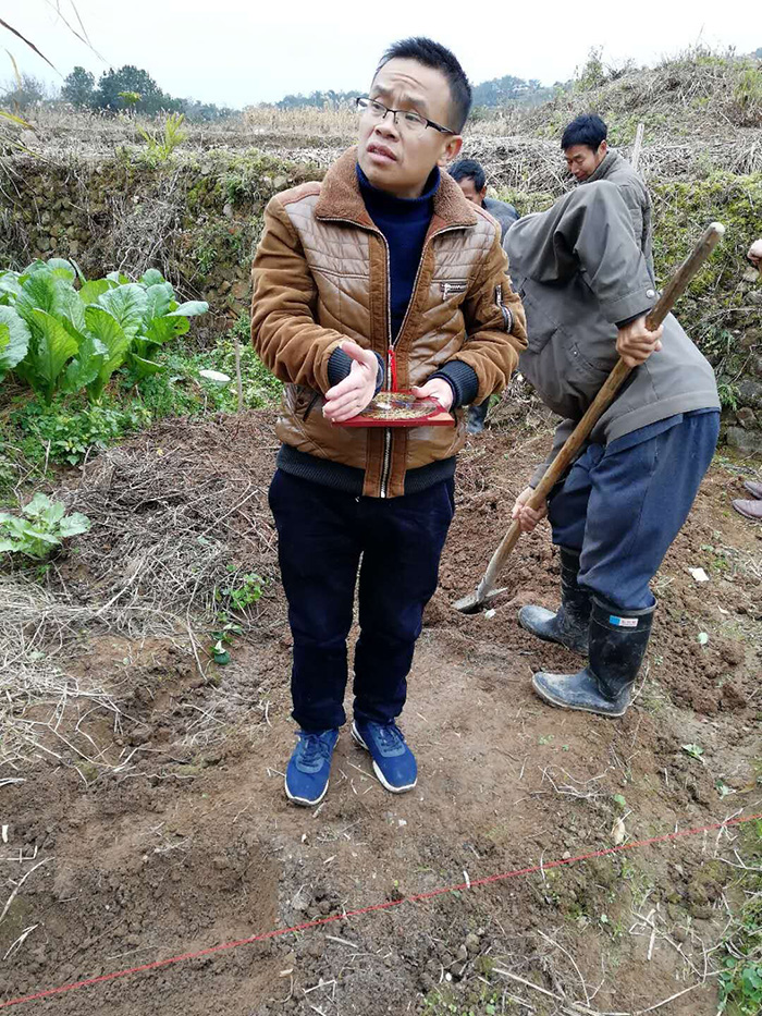 在江西于都风水寻龙点穴安葬岳父老人家